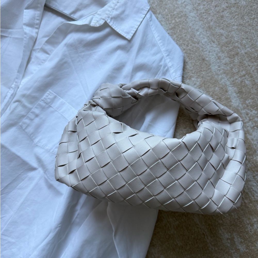 Elegant Woven Handbag in white - Picture 4 of 4